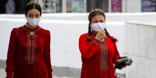 Из-за накладных ресниц и ботокса женщин в Туркменистане не пустили на борт самолета 