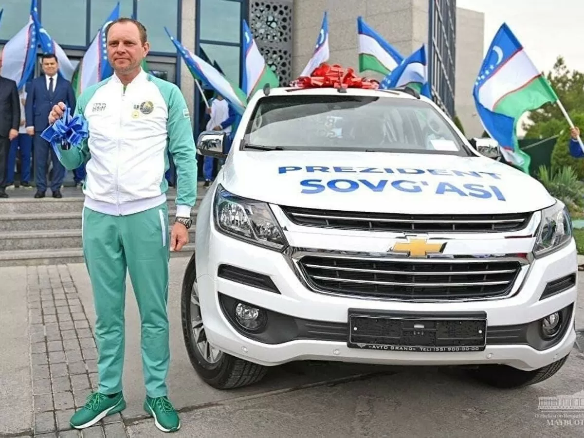 Тӯҳфаи гаронарзиши президент барои фатҳи қуллаи баландтарини сайёра