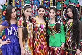 Черные «абаи» и рванные джинсы: депутат Таджикистана рассказала, какая одежда теперь признана чуждой
