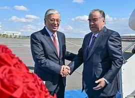 Президент Казахстана лично встретил Эмомали Рахмона в аэропорту Астаны