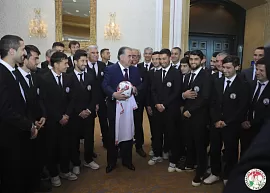 Рахмон встретился со сборной Таджикистана в Дохе
