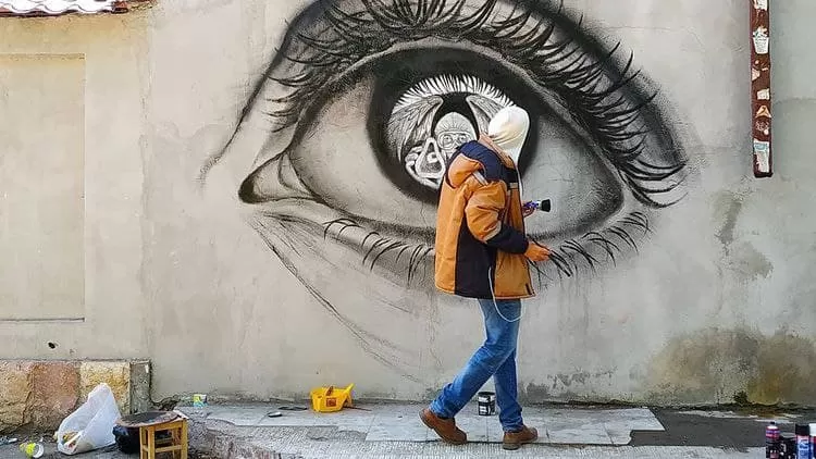 «Концептуальный вандализм». В Узбекистане появился остроумный уличный художник 