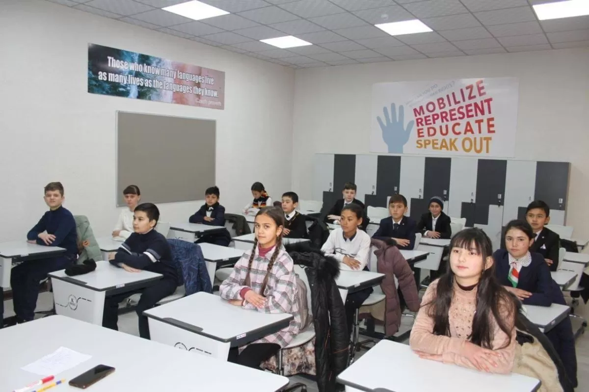 100 детей из малоимущих семей Таджикистана будут бесплатно учиться в «Контакт Интернешнл»