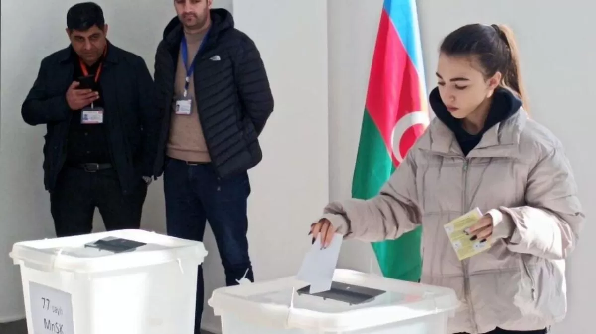 В Азербайджане открылись избирательные участки на выборах президента  