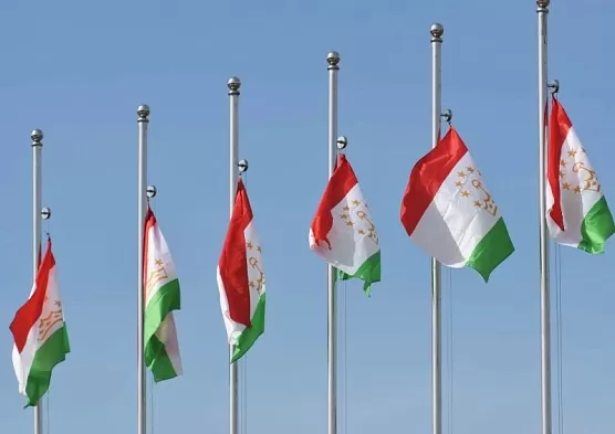 Эмомали Рахмон поздравил жителей Таджикистана с Днем флага