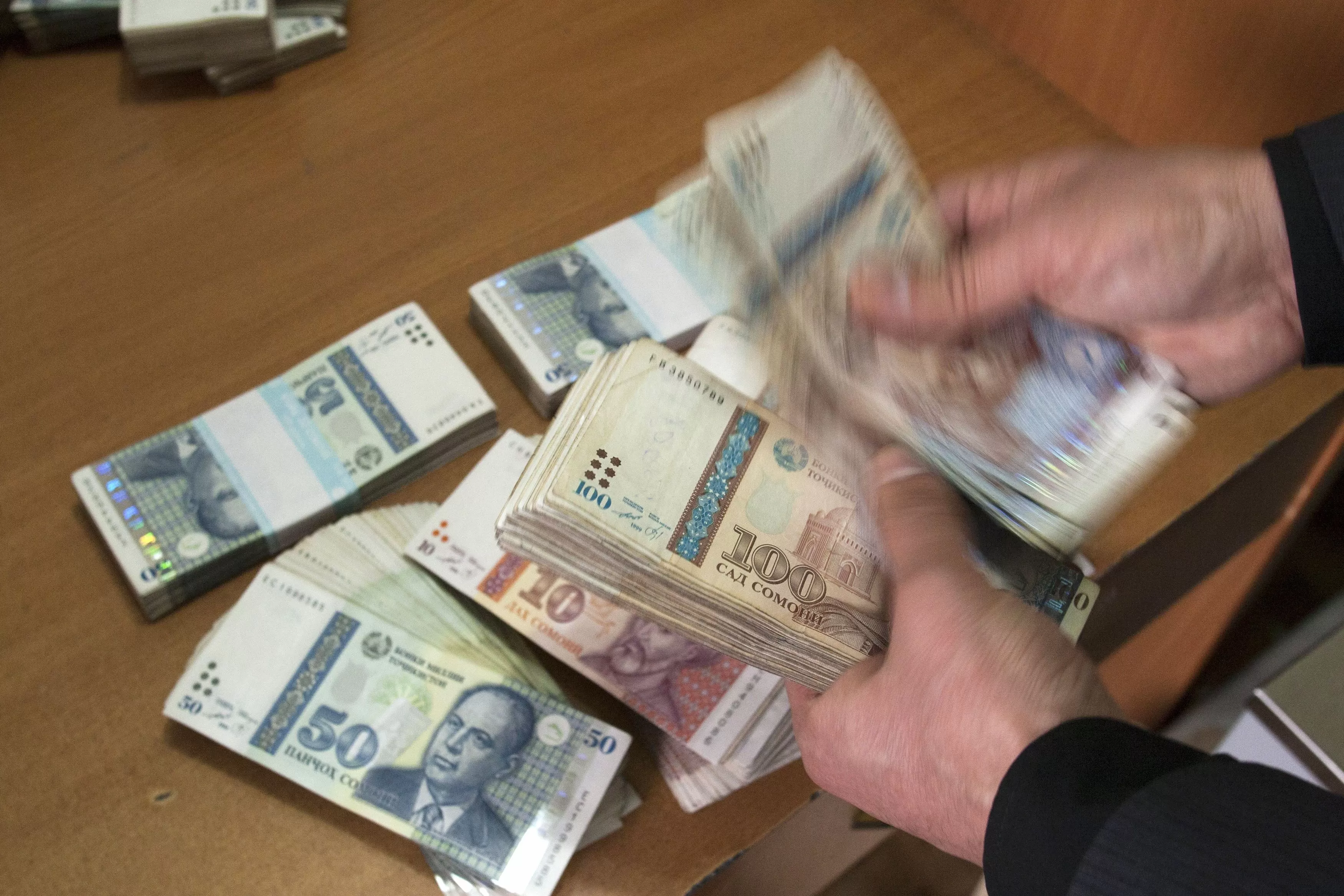 Сум таджикистан. Деньги Таджикистана. Сомони пул. Пули Сомони. Пачка денег Сомони.