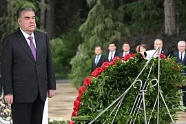 Президент Таджикистана прилетел в Баку  