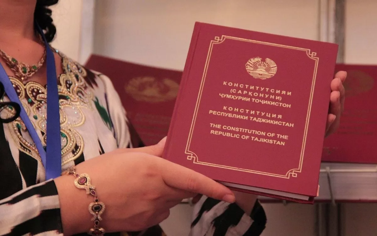 «Высшая ценность»: Как менялась Конституция независимого Таджикистана