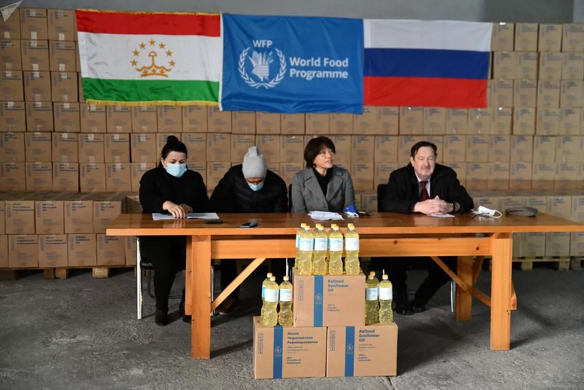 Россия передала гуманитарный груз для школ Таджикистана