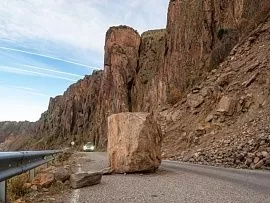 В Таджикистане на одной из горных трасс из-за дождя произошёл камнепад