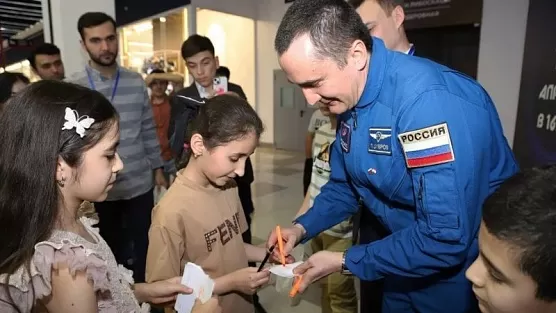 Свыше 100 душанбинцев пришли на встречу с российским космонавтом Петром Дубровым