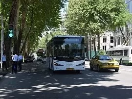 Водители автобусов и троллейбусов в Душанбе обязаны включать кондиционеры