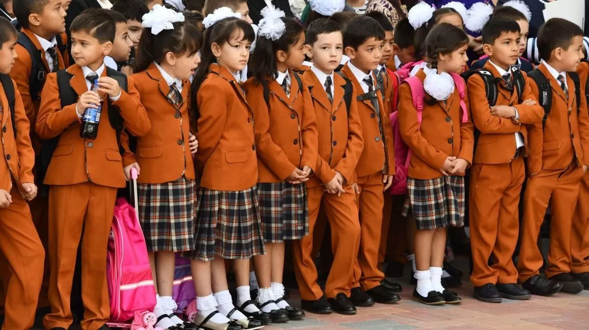 Директора школ в Таджикистане не должны вмешиваться в покупку школьной формы