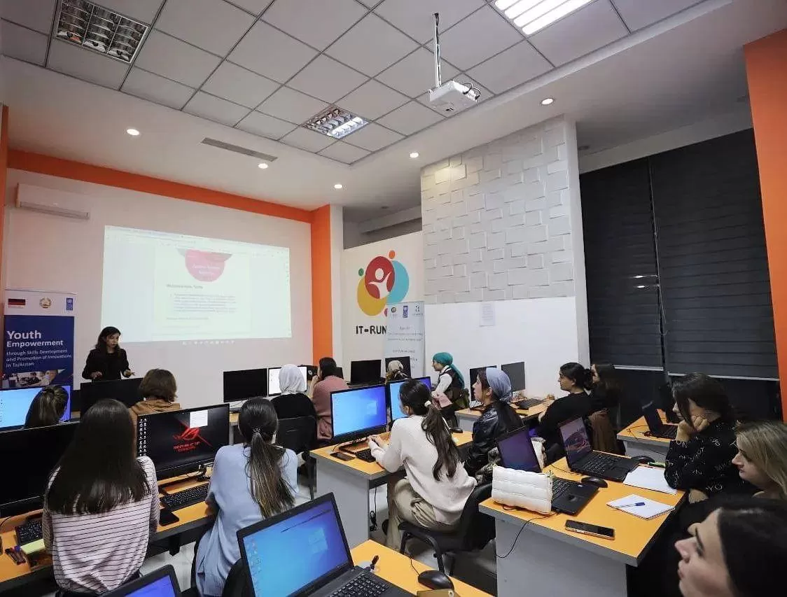 В Душанбе стартовал курс по Data Science на Python для девушек 