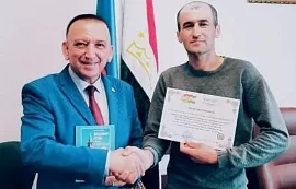 Генконсул Таджикистана в Екатеринбурге наградил спасшего людей из пожара строителя-героя  