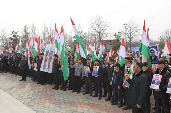 Около 10 тыс. человек пришли на митинг в Душанбе в поддержку обращения ООН объявить День футбола