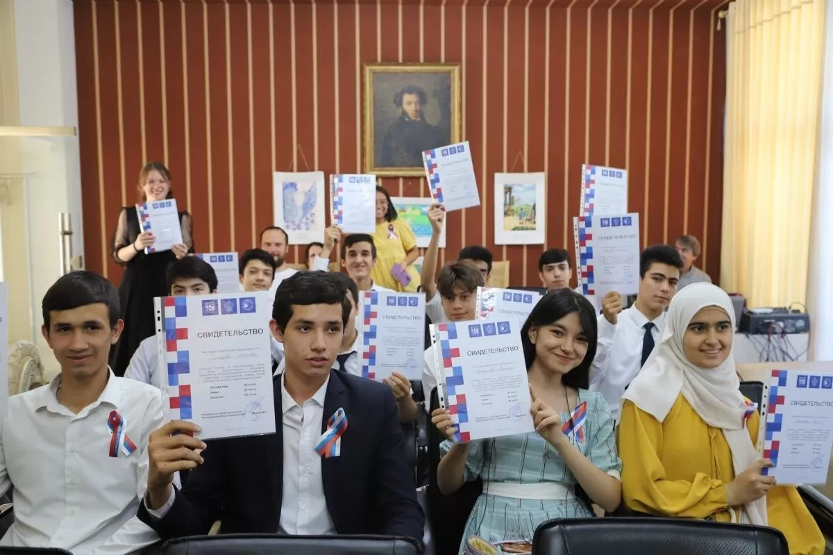 Душанбинские школьники получили свидетельства о прохождении подготовительных курсов Русского дома в Душанбе
