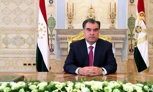 Эмомали Рахмон поздравил таджикистанцев с Днем Победы 