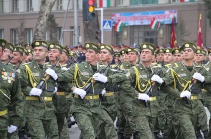 Бузургтарин гузашти низомӣ дар Тоҷикистон. Раҳмон сарбозону афсаронро ба ҷашни Истиқлол табрик гуфт Бузургтарин гузашти низомӣ дар Тоҷикистон. Раҳмон сарбозону афсаронро ба ҷашни Истиқлол табрик гуфт