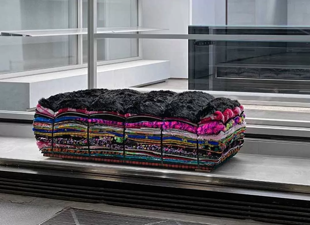  Новый диван от Balenciaga сравнили с национальной курпачей