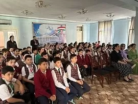 В Гулчини Маърифат российский преподаватель провела таджикским школьникам внеклассный час