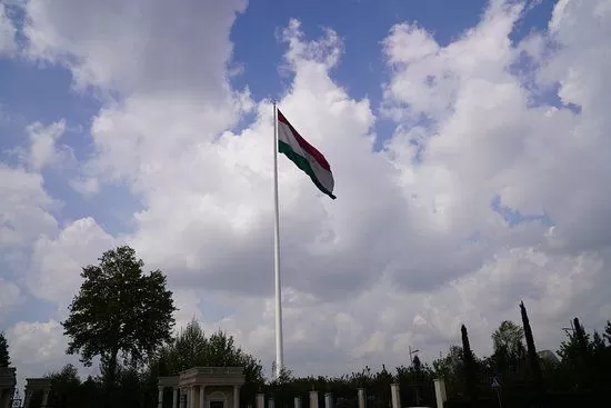 Эмомали Рахмон поздравил народ Таджикистана с Днем флага