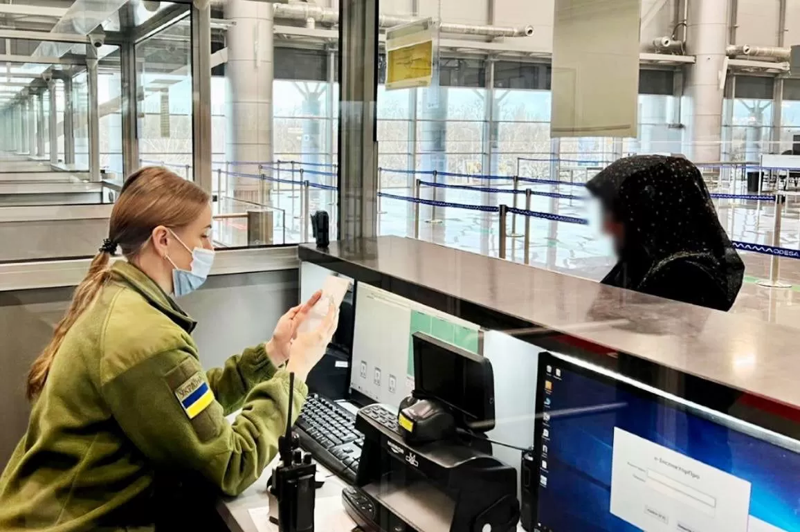 В Украине задержали гражданку Таджикистана, разыскиваемую Интерполом В Украине задержали гражданку Таджикистана, разыскиваемую Интерполом