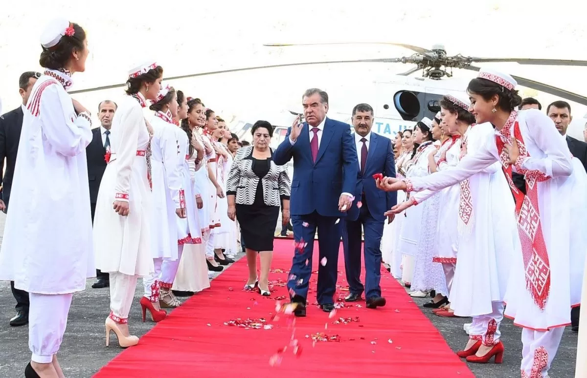 Эмомали Рахмон лично открывает новые объекты в районах Таджикистана
