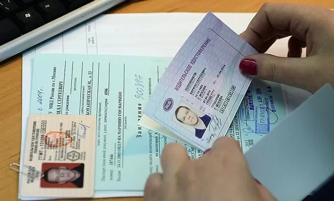 Таджикам, работающим в московском такси, придется заменить водительские удостоверения 