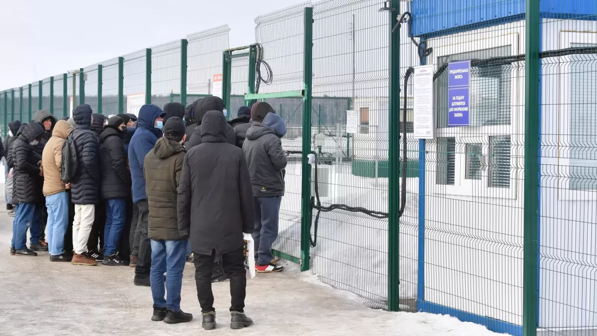 Выдворение мигрантов из России могут заменить штрафом Выдворение мигрантов из России могут заменить штрафом