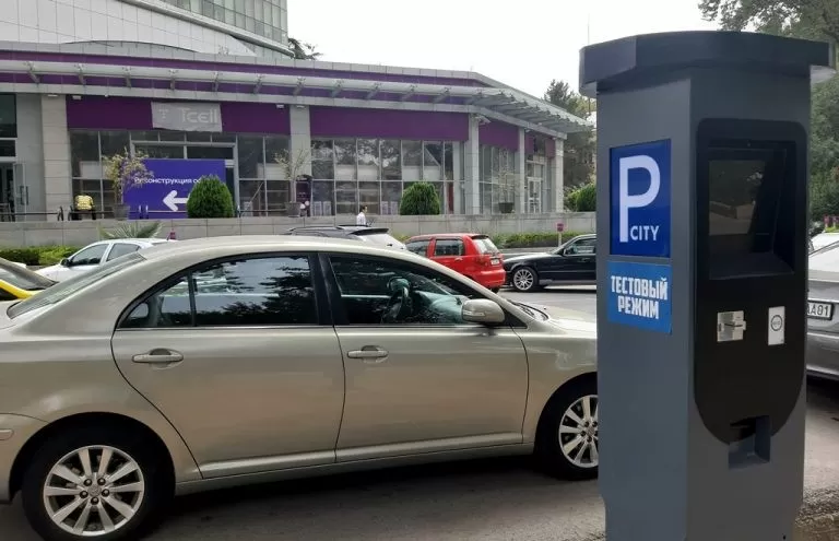 В Душанбе установили платные стоянки для автомобилей В Душанбе установили платные стоянки для автомобилей