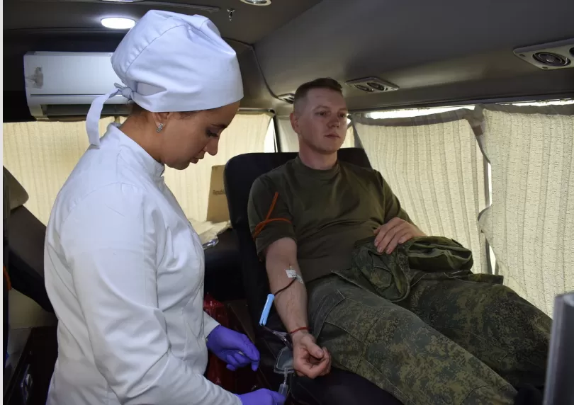 Свыше 100 российских военнослужащих сдали кровь для больных жителей Таджикистана