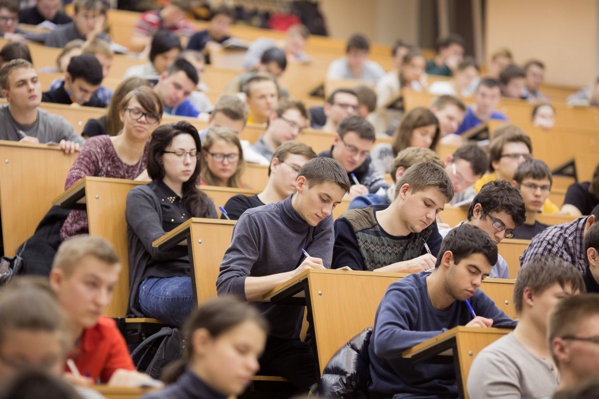 Минобрнауки заявило, что студенты в России скоро смогут вернуться к очному обучению