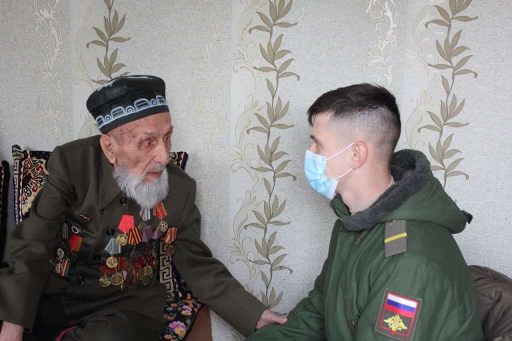 Российские военные в Таджикистане поздравили 109-летнего участника Сталинградской битвы