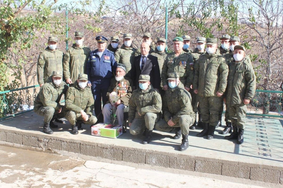 Российские военные поздравили 108-летнего ветерана в Таджикистане и устроили персональный парад