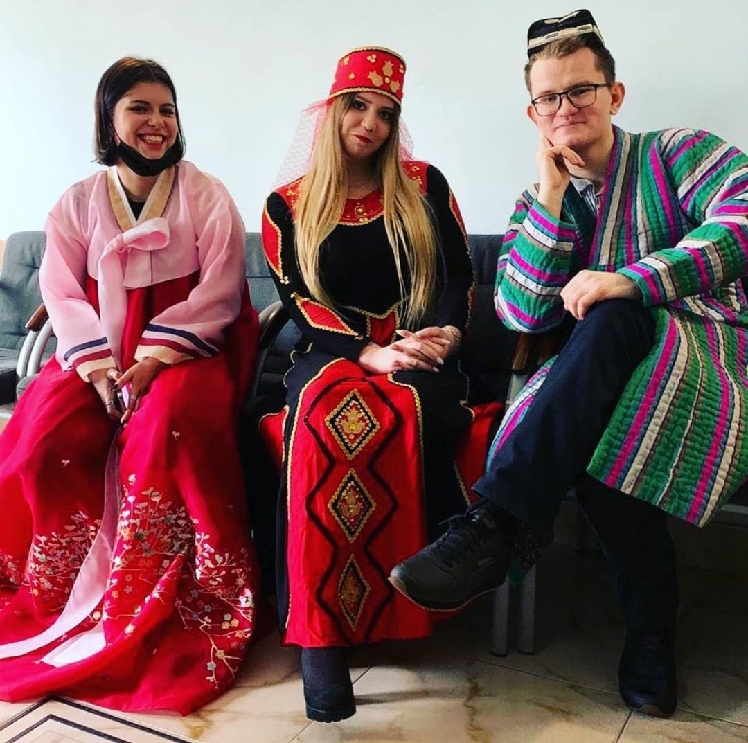 Студенты МГУ исполнили русские народные песни на таджикском и других восточных языках