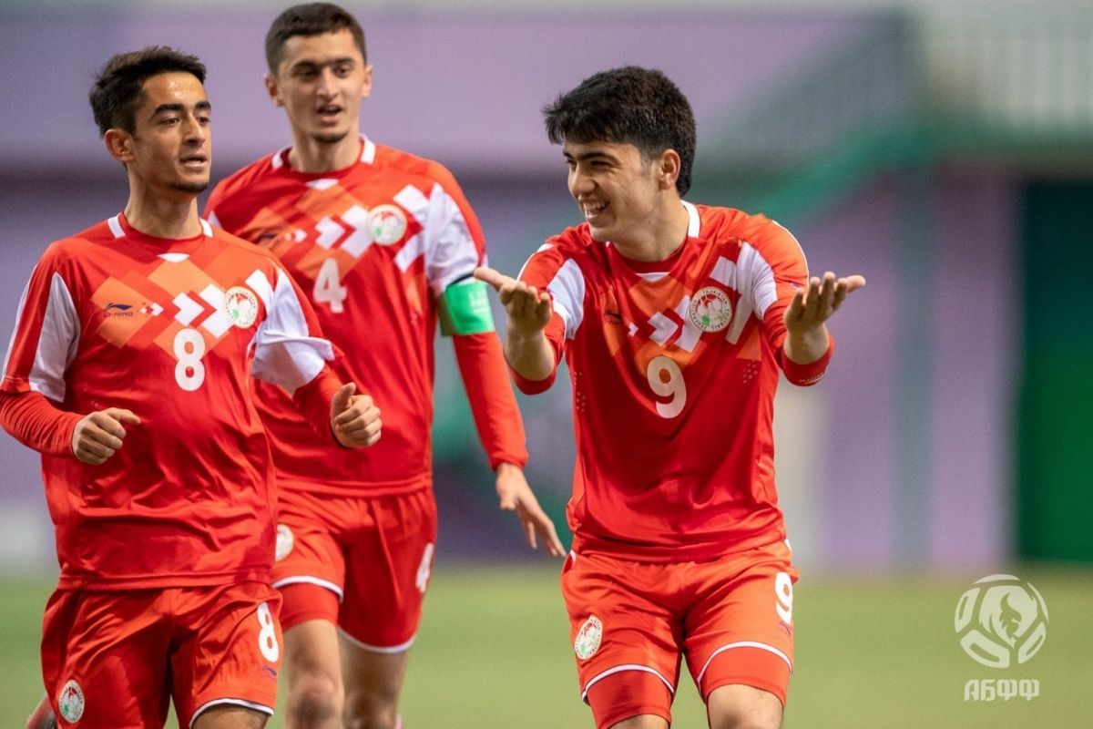 Юношеская сборная Таджикистана по футболу выиграла у сверстников из Казахстана ﻿