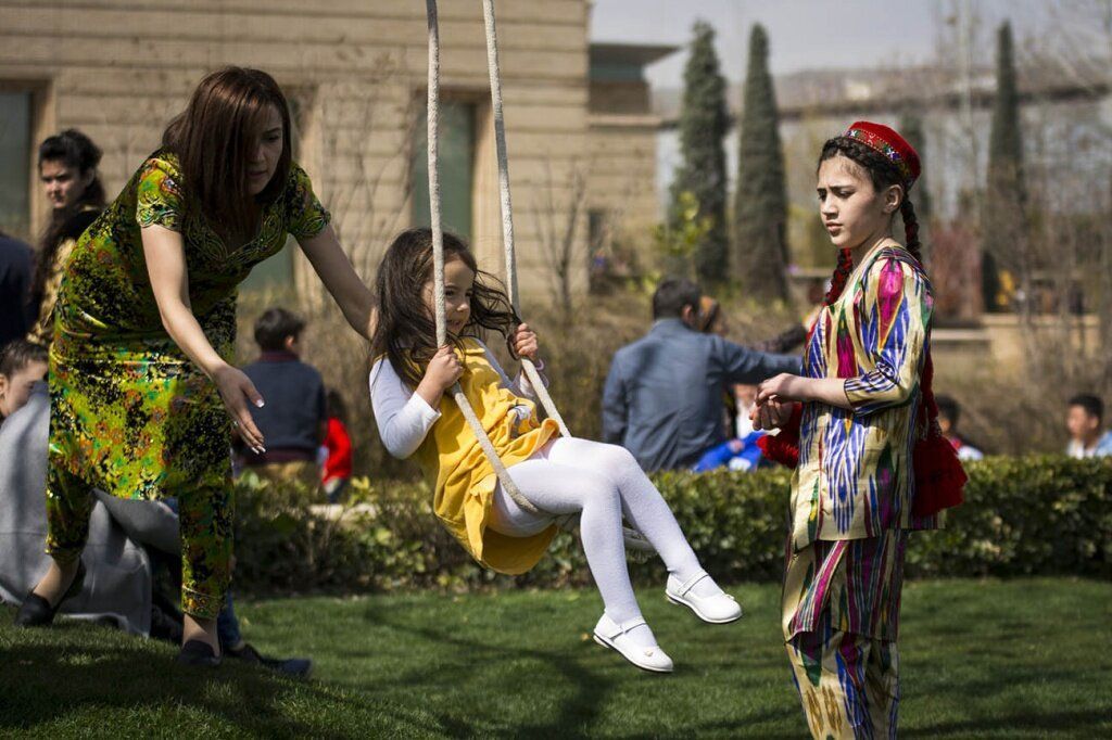 Дети и подростки поиграли в традиционные игры на фестивале в Худжанде