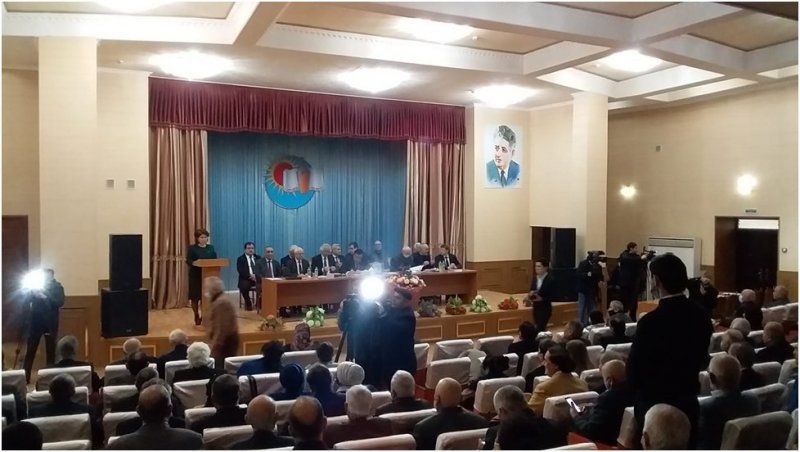 Эмомали Рахмон призвал литераторов встать на защиту национальной самобытности и ценностей Эмомали Рахмон призвал литераторов встать на защиту национальной самобытности и ценностей