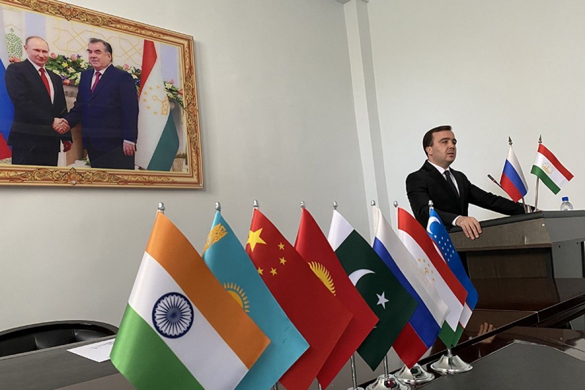 Советник-посланник Посольства России в Таджикистане встретился со студентами филиала МГУ в Душанбе