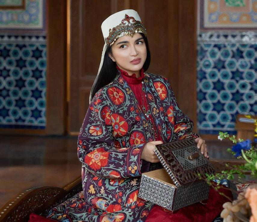 Дочь президента Узбекистана опубликовала фотосессию в национальных костюмах