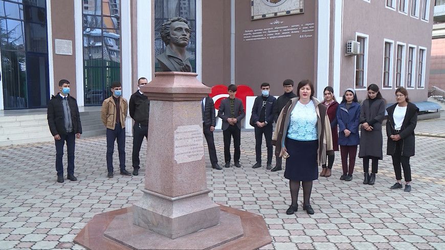 В Душанбе прочитали произведения Пушкина в память о поэте