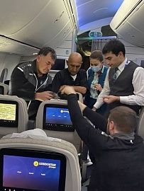Врач сборной Узбекистана по футболу спас жизнь 90-летнему пассажиру в самолете