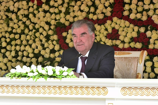 Эмомали Рахмон поздравил жителей Таджикистана с Ид аль-Фитром