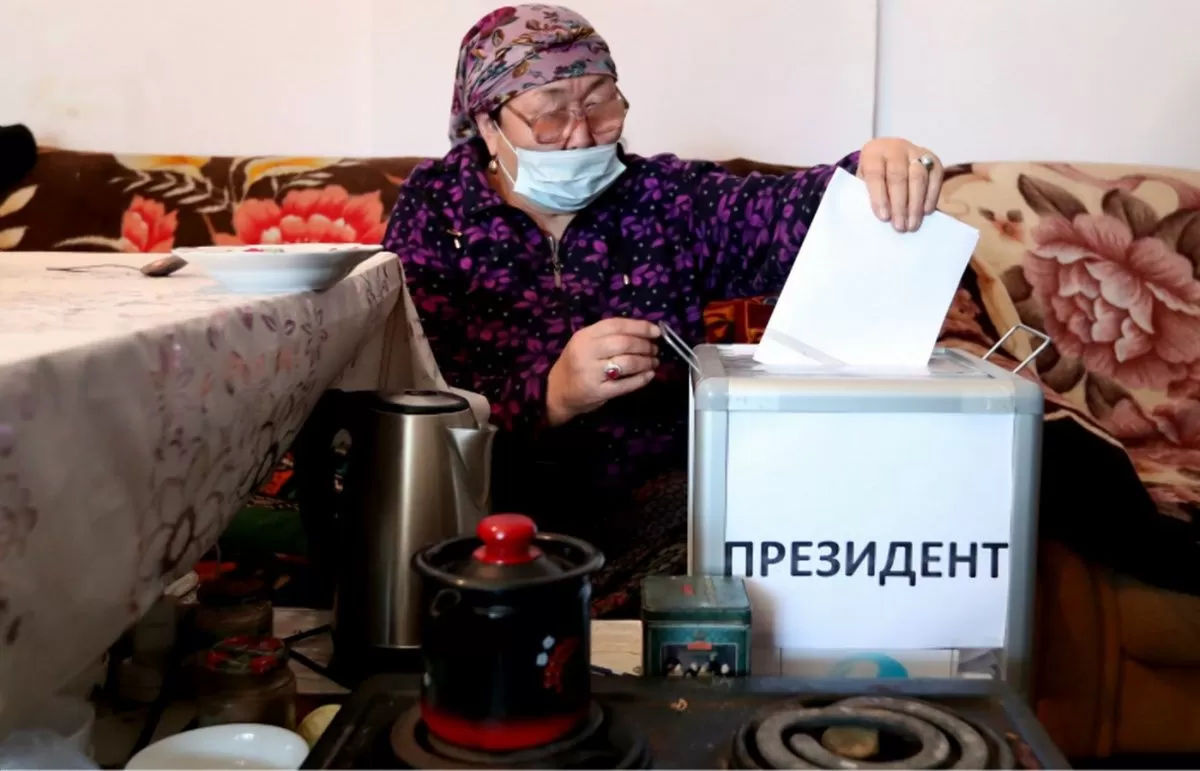 Садыр Жапаров лидирует на президентских выборах в Кыргызстане Садыр Жапаров лидирует на президентских выборах в Кыргызстане