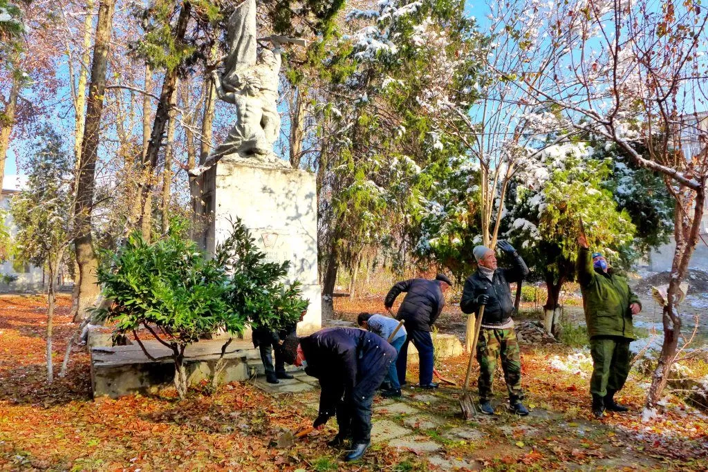 Волонтеры отремонтировали памятник погибшим красноармейцам Волонтеры отремонтировали памятник погибшим красноармейцам