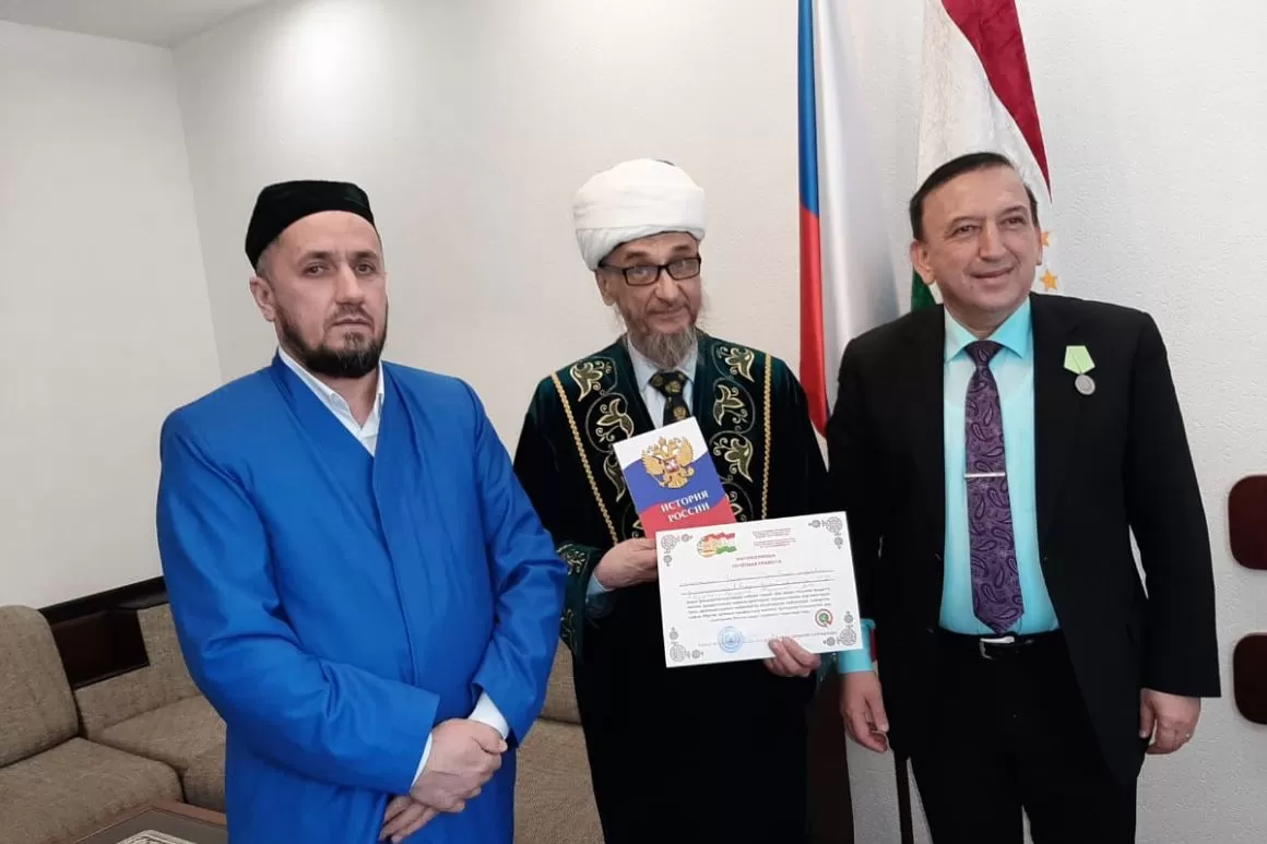 Муфтий Свердловской области награжден Почетной грамотой Генерального Консульства Таджикистана в Екатеринбурге Муфтий Свердловской области награжден Почетной грамотой Генерального Консульства Таджикистана в Екатеринбурге