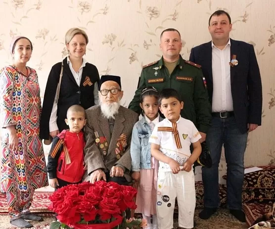 Ветеранов Великой Отечественной войны из Таджикистана посетили российские дипломаты и военные