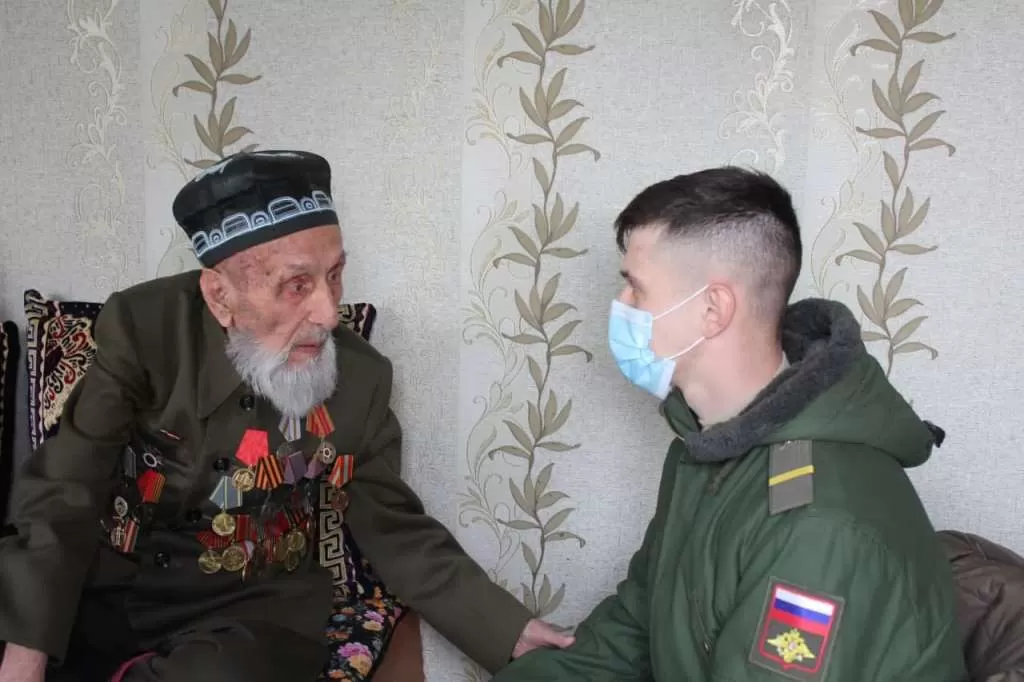 Российские военные в Таджикистане поздравили 109-летнего участника Сталинградской битвы Российские военные в Таджикистане поздравили 109-летнего участника Сталинградской битвы